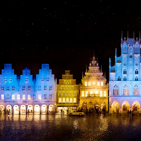 Buntes Münster bei Nacht